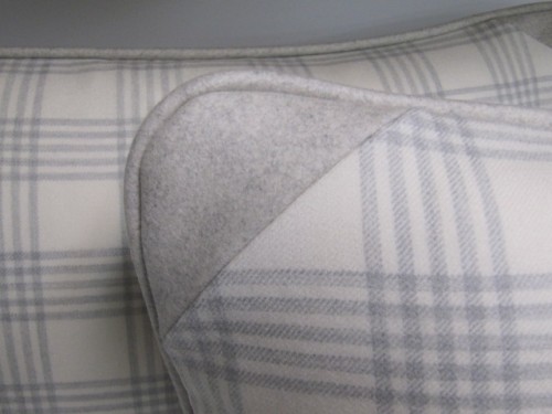 Welt/piping in wool fabric with triangle corner. 